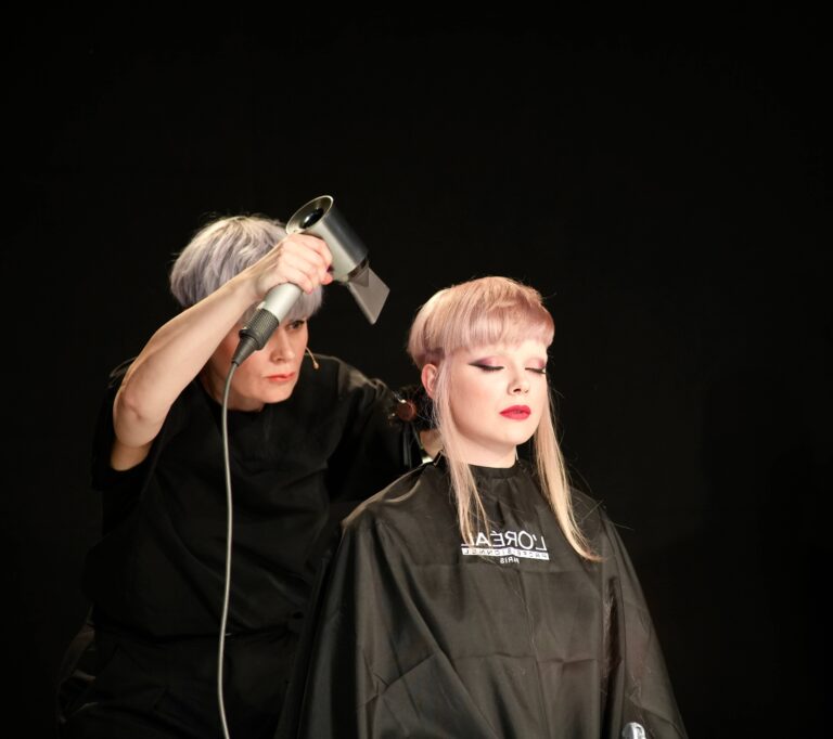 Anja Kieselbach aktiv in der Fortbildung für Friseure in einem ihrer ausgebuchten Workshops im November 2024